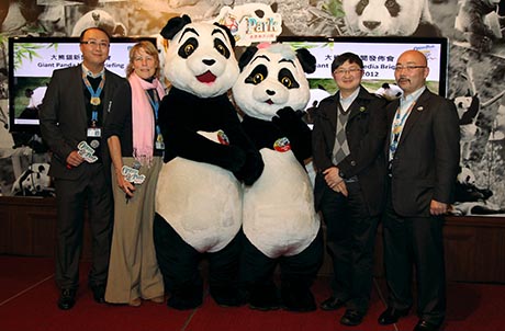 Photo 8: Mr. Howard Chuk, Terrestrial Life Sciences Senior Curator, Ms. Suzanne Gendron, Executive Director, Zoological Operations and Education, Ocean Park mascots Le Le and Ying Ying, Dr. Wang Chengdong, Director of Veterinary Service of the China Conservation and Research Centre for the Giant Panda in Wolong, and Mr. Timothy Ng, Zoological Operations and Education Director