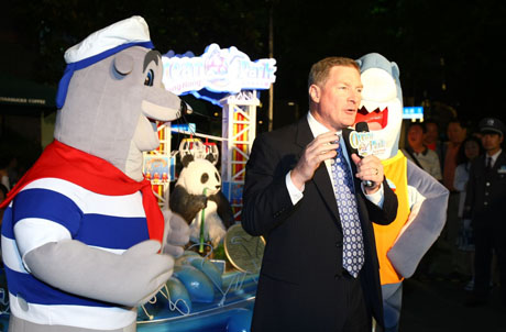 图一：海洋公园行政总裁苗乐文与吉祥物威威狮令于昨晚的揭幕活动上合照