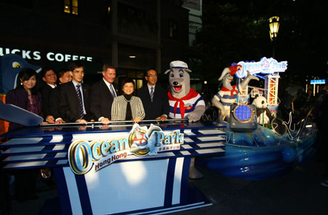 Photo 2: Officiating guests performed a lighting ceremony for the Ocean Park 3D model