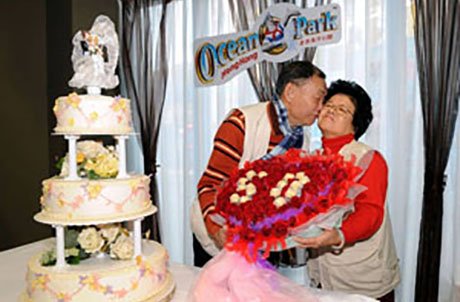 海洋公园为蔡氏夫妇送上一个精致的心形花饰以为他们50周年金婚纪念送上无限祝福。 