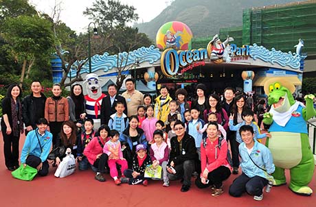 Photo 1: Ocean Park’s Executive Director of Sales and Marketing Paul Pei (Top row, 6th to the left) and Sales Director Rosalind Siu (3rd to the left) welcomed the Beijing Aquarium delegation at the Park’s Main Entrance. The group received a roaring welcome from Ocean Park and were handed unique souvenirs to take home. Here, they are seen posing with Ocean Park mascots Whiskers and Later Gator.