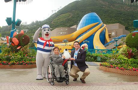 Photo 2-3: Mr. Todd Hougland, Executive Director for Operations and Entertainment of Ocean Park, and Chairperson of Hong Kong Joint Council for People with Disabilities Cheung Kin Fai exchange souvenirs