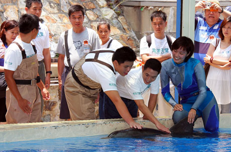 相片一：李连杰与青少年近距离接触海豚
