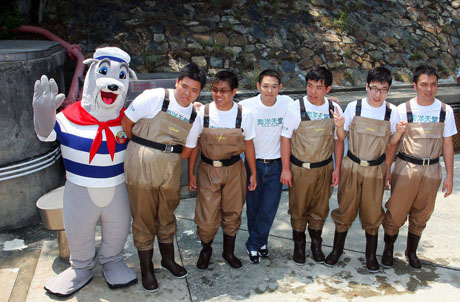 相片二：李連杰、鄰舍輔導會學員與海洋公園吉祥物威威獅令大合照