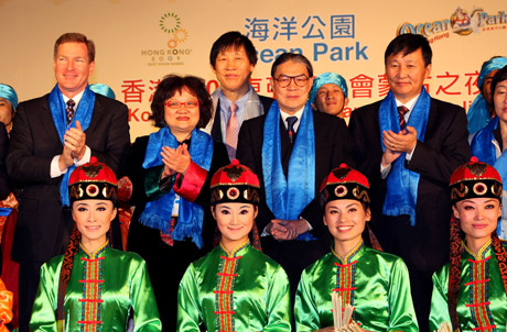 Photo 3: (From left) Mr. Tom Mehrmann, Mrs. Carrie Yau Tsang Ka-lai, The Hon. Timothy Fok, and Dr Zagdsuren Demchigiav welcomed the athletes with a team of Mongolian performers.