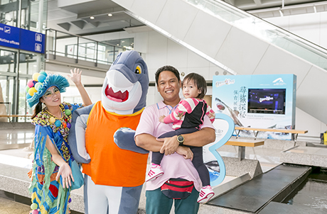  圖一及二: 海洋公園的吉祥物占士鯊會由即日起至11月22日期間，逢星期六於展覽區與公眾見面及拍照。