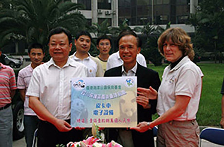 Picture 1 show Ocean Park Deputy Chief Executive and Trustee of OPCFHK, Matthias Li (center), and OPCFHK’s Director Suzanne Gendron (right), handing over relief supplies to Dai Baiyang , Deputy Director of Sichuan Forestry Department (left).