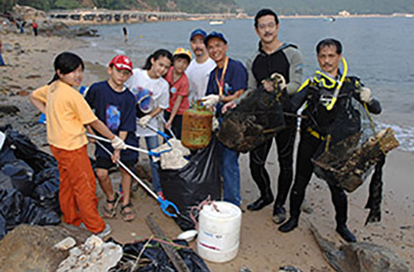 清潔運動義工正努力拾取廢物。由左至右，四名小童義工，吳守堅先生，香港海洋公園保育基金行政統籌（左五），李繩宗先生，「海洋公園環保督導委員會」主席（左六）及香港潛水總會其中兩名成員。