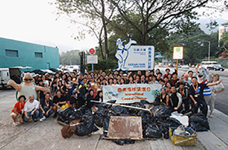 “海洋公园环保督导委员会”主席李绳宗先生、吉祥物威威狮令与一众清洁运动义工为大家展示他们努力收集的废物，共重750磅。