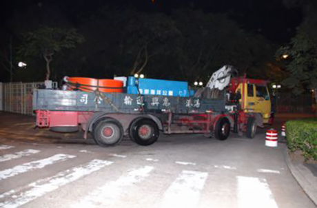 Photo 2: The two Chinese sturgeons were sent by land to the Yangtze River Fisheries Research Institute of the Chinese Academy of Fisheries Sciences in Xiamen at 7 pm, 9 January 2009.