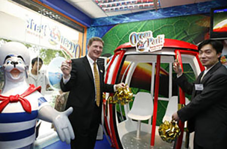 Picture 1：Tom Mehrmann, Chief Executive of Ocean Park, and Spark Chen, Vice General Manager of Guangdong Nanhu International Travel Service, at the unveiling ceremony of the thematic showroom. 