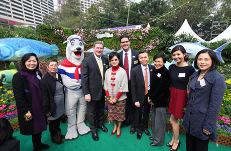 图2:香港花卉展览主礼嘉宾特首夫人曾鲍笑薇女士(左五) 参观海洋公园得奖作品,并与一众海洋公园同事和嘉宾合照 