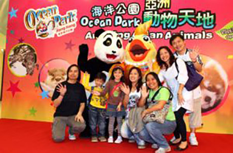 Photo 3: Le Le and Goldie enjoying a photo with spectators