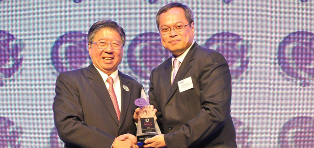 海洋公园营业及市务执行总监贝宝华先生代表海洋公园从雅虎香港副总裁兼总经理陈启滔先生接过奖项。  