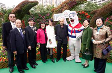 Photo 1: (From the left) Patrick Lau, Victor Hui, Thomas Chow, Carrie Yau Tsang Ka-lai, First Runner up of Miss Hong Kong Skye Chan, Dr. Allan Zeman, OPC mascot Whiskers and Mrs. Selina Tsang, wife of the Chief Executive of the HKSAR.