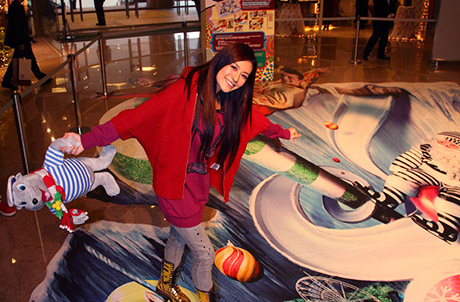 圖片二：江若琳在「巨幻3D立體圖」的登山纜車上，示範踏上鋼纜