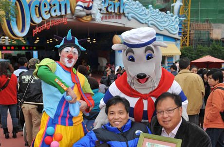 Photo 2: Chairperson of Hong Kong Joint Council for People with Disabilities Cheung Kin Fai exchanged souvenirs with Ocean Park Executive Director, Design & Planning Alex Chu