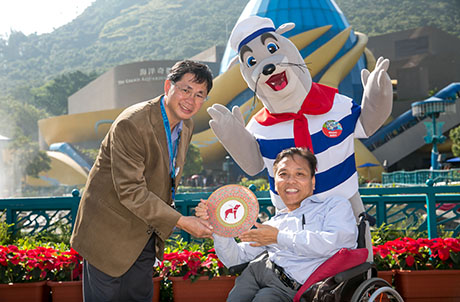Photo 1: Mr Cheung Kin-fai, Chairman of the Organising Committee for International Day of Disabled Persons 2014, and Chairperson of the Hong Kong Joint Council for People with Disabilities, and Mr Brian Ho, Executive Director of Human Resources of Ocean Park, exchange souvenirs at the opening ceremony for the IDDP Day - Ocean Park Fun Day 2014