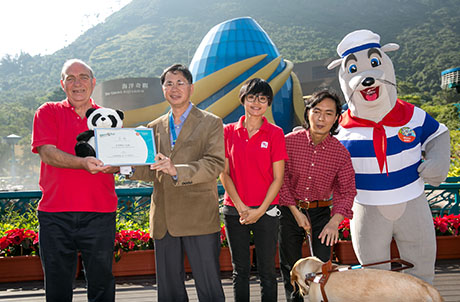 圖2︰海洋公園人力資源執行總監何勉義先生致送紀念品予香港導盲犬協會業務發展及培訓總監范普恩先生