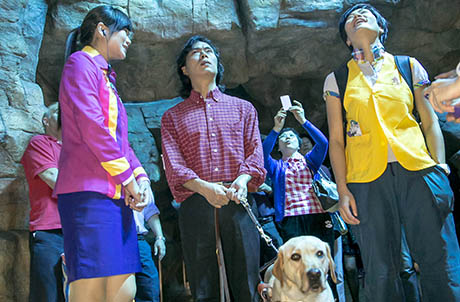Photo 3a, 3b, 3c: Visually impaired guest, Mr Sam Huang, and his guide dog Jolee tour around Ocean Park and met with the Park’s animal ambassadors. Jolee remained professional and calm while guiding Mr Huang