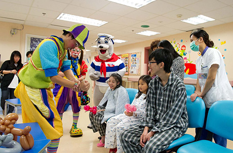 海洋公園的魔術小丑為瑪麗醫院兒科病房的小朋友表演魔術，逗得他們笑逐顏開