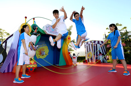图片三-  高峰乐园广场的极限跳绳表演