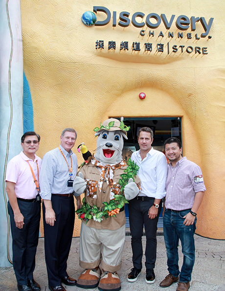 Mr. Nicolas Bonard, SVP of Discovery Consumer Products (2nd from right), Mr. Ivan Chan, President of PPW (1st from right), Mr. Tom Mehrmann, Chief Executive of Ocean Park (2nd from left), Mr. Joseph Leung, Executive Director, Revenue of Ocean Park (1st from left), and Ocean Park’s mascot Whiskers (centre) unveiled today Asia Pacific’s first Discovery Channel Store at Ocean Park.