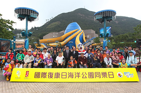 Photos 1 & 2: Ocean Park Deputy Chief Executive Matthias Li, Chairperson of Hong Kong Joint Council for People with Disabilities Cheung Kin Fai, China Foundation for Disabled Persons Deputy Secretary-General Shen Weijun, and Ocean Park mascot Whiskers pose for a group photo with fellow guests of IDDP