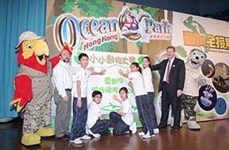 A plege was made by 5 "Little Animal Abassadors", Mr. Timothy Ng - Assistant Director of Zoological Operations & Education Divion and Mr. Tom Mehrmann - Chief Executive of Ocean Park Hong Kong