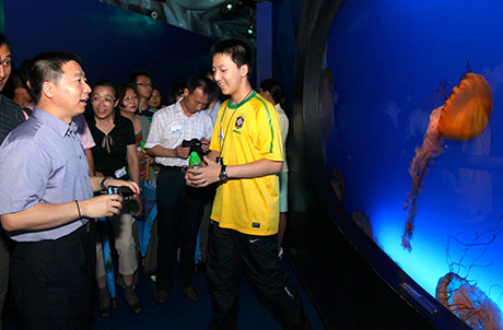 Photo 2:  the group of Chinese astronauts and their families visited Sea Jelly Spectacular