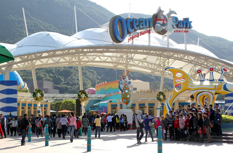 Photo 2: Crowds queuing up Ocean Park’s main entrance, Ocean Square
