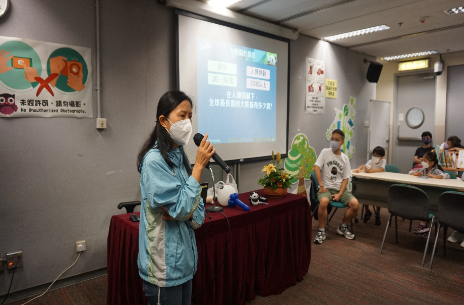 黃金導賞員於葵青區圖書館主持大熊貓保育知識工作坊。 