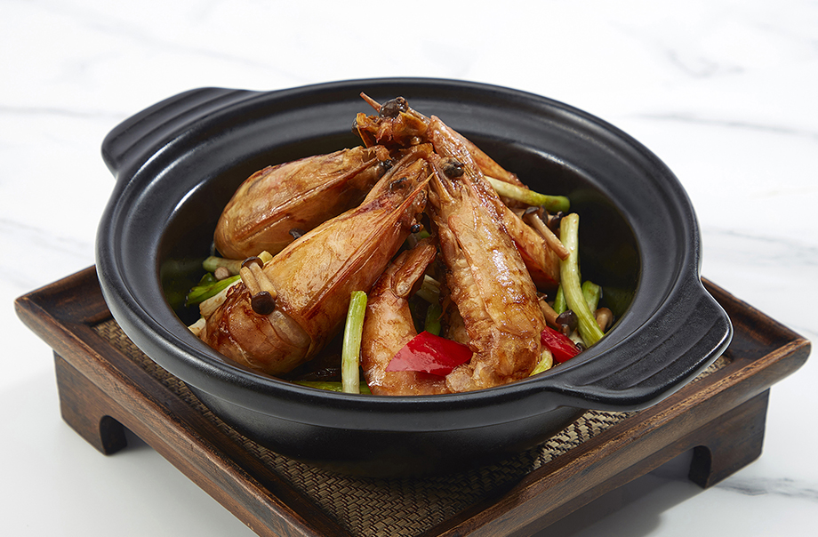 Stir-fried King Prawn with Glass Noodle and Ginger and Scallions in Casserole
