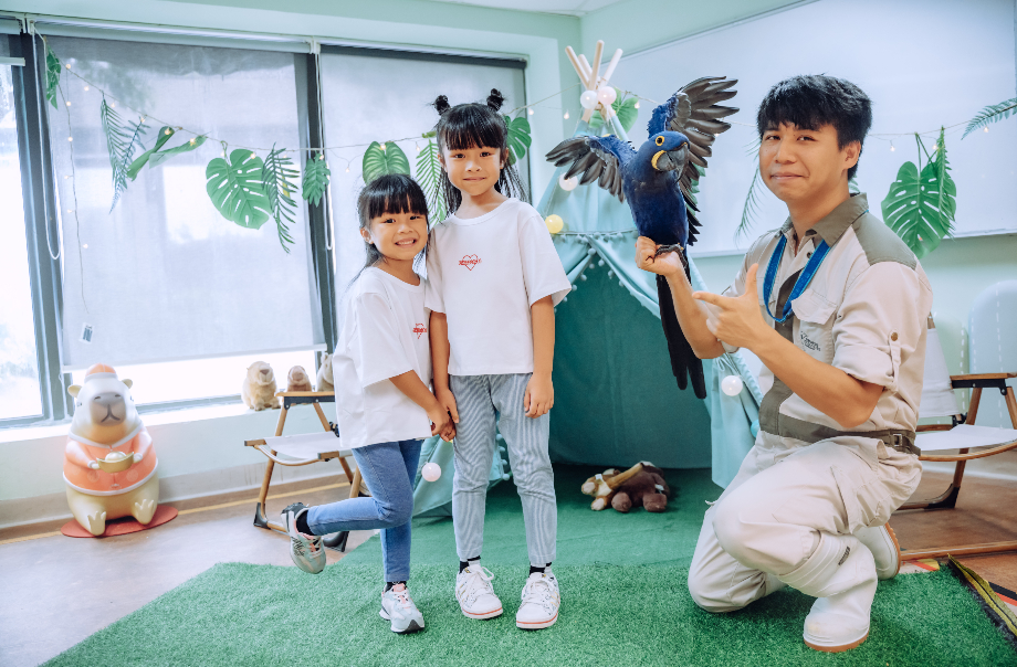 近距离观察饲养员与金刚鹦鹉互动